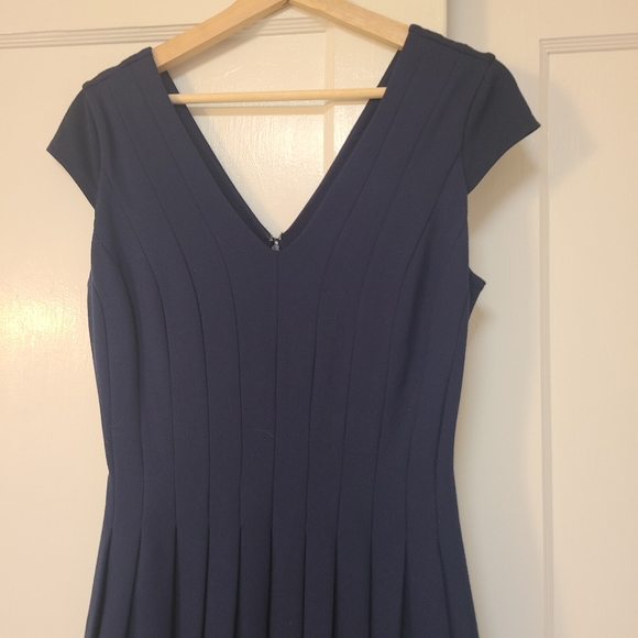 White House Black Market WHBM Seamed V-Neck Fit-And-Flare Dress - Picture 5 of 7